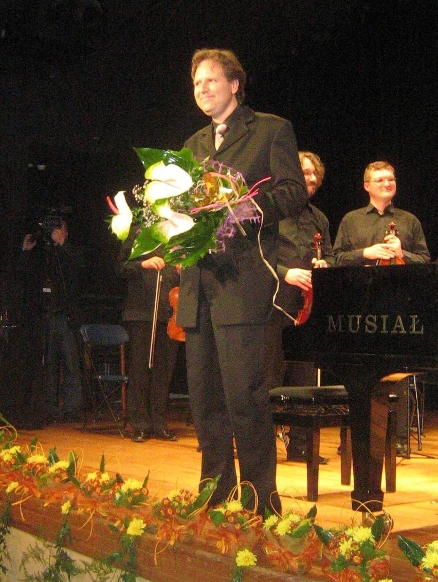 Amerykański pianista, laureat konkursów pianistycznych, w...