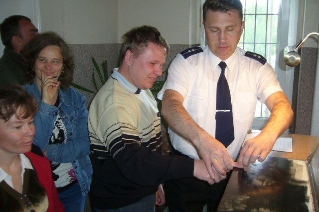 Uczestnicy Warsztatów Terapii Zajęciowej w Olewinie zapoznali się ze specyfiką pracy w policji