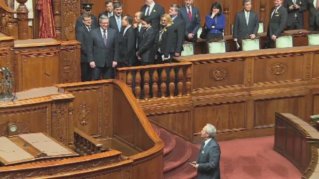 Zdaniem mediów szczytem obciachu było zdarzenie, do którego doszło podczas ostatniej prezydenckiej wizyty w Japonii. Prezydent Komorowski w pewnym momencie oderwał się od przywódców innych krajów, z którymi wspólnie oglądał parlament i zajął miejsce sprawozdawcy, w którym pozował do zdjęć ówczesnemu szefowi Biura Bezpieczeństwa Narodowego, prof. Stanisławowi Koziejowi, by później go głośno wezwać „Choć szogunie”. Zdarzenie, które zostało z miejsca napiętnowane, jako wyjątkowo niezręczne w rzeczywistości nie wyglądało wyjątkowo źle. Dość powiedzieć, że Japończycy, choć zaskoczeni obrotem spraw, byli przyjaźni i sami wskazywali miejsce, w którym ma stanąć polski mąż stanu.