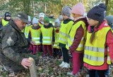 Mali badacze przyrody z Opatowa odwiedzili nadleśnictwo. Wycieczka dostarczyła przedszkolakom wielu wrażeń [ZDJĘCIA]