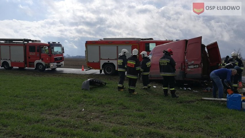 Sobotnie dachowanie busa w miejscowości  Komorowo