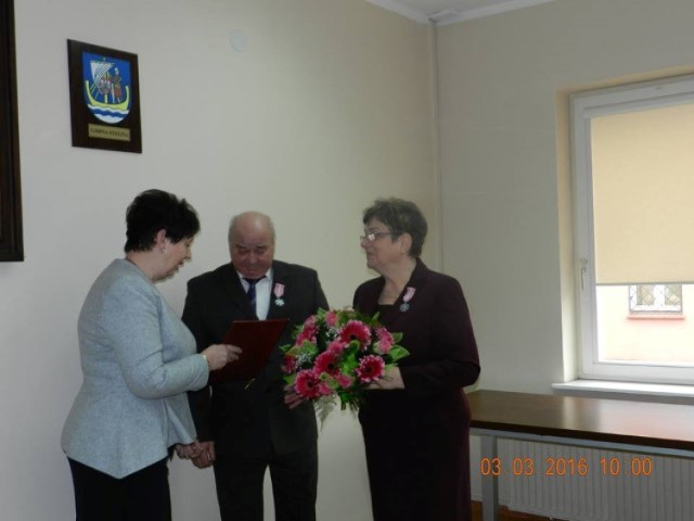 Gmina Stegna. Zofia i Lechosław Markiewicz z nadmorskiej gminy zostali nagrodzeni Medalem za Długoletnie Pożycie Małżeńskie. Uroczystość wręczenia odznaczeń odbyła się w Urzędzie Gminy w Stegnie.