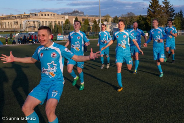 Piłkarze Błękitnych II Stargard i Pogoni II Szczecin grali na boisku ze sztuczną trawą na stadionie w Stargardzie