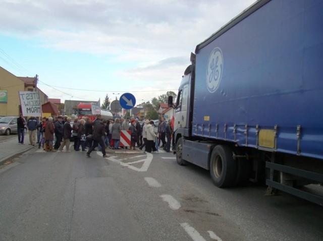 Mieszkańcy latami protestowali, domagając się od drogowców budowy chodników i modernizacji DK44. Brakuje tu nawet poboczy a jezdnię od domów często dzielą centymetry