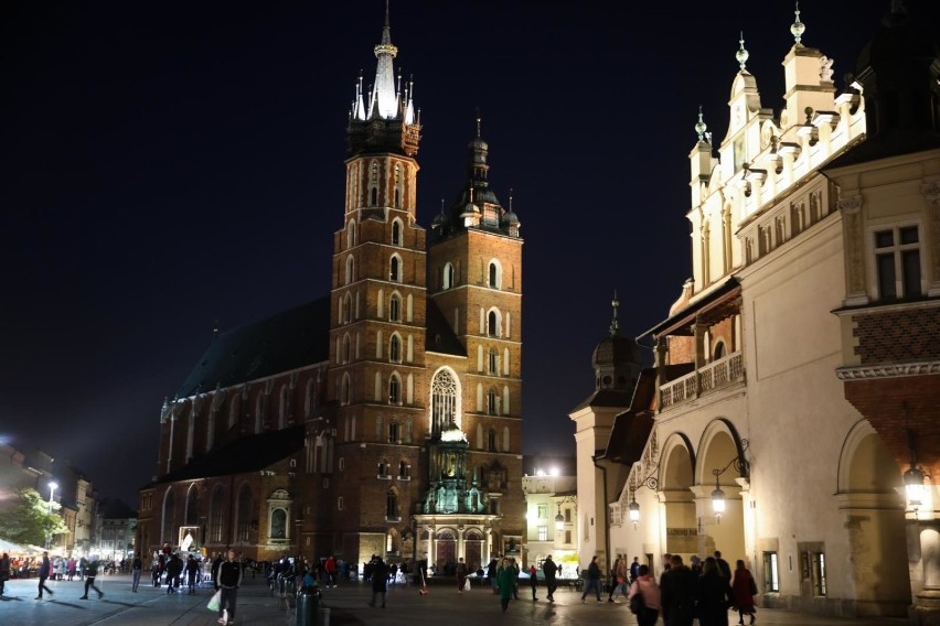 Kraków. Kobieta zakłócała mszę świętą w Bazylice Mariackiej. Świadkowie twierdzą, że rozebrała się i opluła księdza
