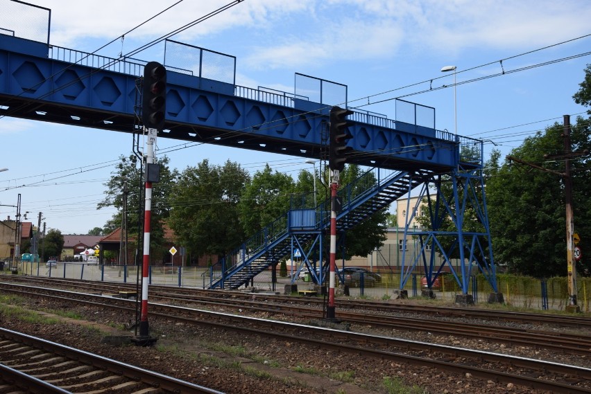 Pasażerowie skarżą się na schody prowadzące z peronu do...