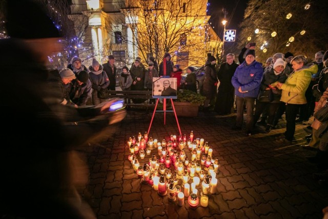 Mieszkańcy Fordonu solidaryzują się z Gdańskiem. Wczoraj wieczorem (18 stycznia) zapalili światełko, aby uczcić pamięć zmarłego prezydenta Pawła Adamowicza. Zobacz zdjęcia z wyjątkowego wydarzenia >>

Śmierć Pawła Adamowicza jednoczy kraj, Polacy mówią "Stop Przemocy!"

źródło: TVN/x-news