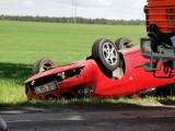 Wypadek pod Kłobuckiem. Dwie osoby są ranne. Samochód dostawczy dachował