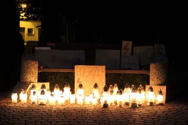 Akcja odbyła się na kwileckim deptaku, gdzie mieszkańcy zapalili symboliczne znicze (26.10.2020).