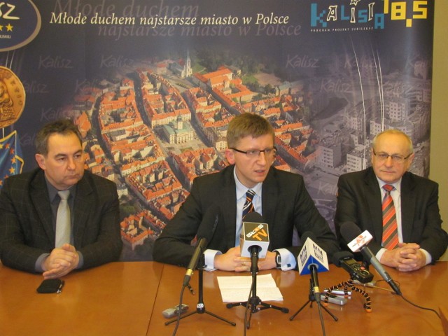 Wiceprezydent Dariusz Grodziński (w środku) przedstawił dziennikarzom plany związane z przekształceniami kaliskich przedszkoli.
