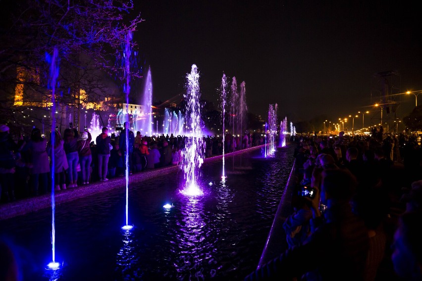 Multimedialny Park Fontann. Niezwykła inauguracja sezonu i magiczny pokaz na Podzamczu. Przybyły tłumy mieszkańców