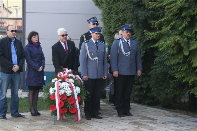 Żory: Kwiaty Pod Pomnikiem Policjantów i Oficerów Wojska Polskiego zamordowanych na Wschodzie