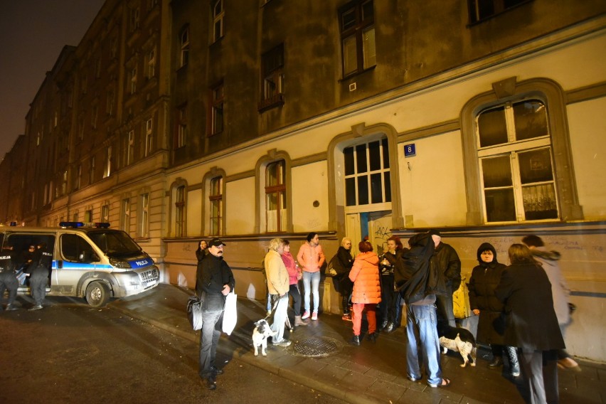 Pożar kamienicy w Katowicach przy Kozielskiej [ZDJĘCIA]. 14 osób trafiło do szpitala