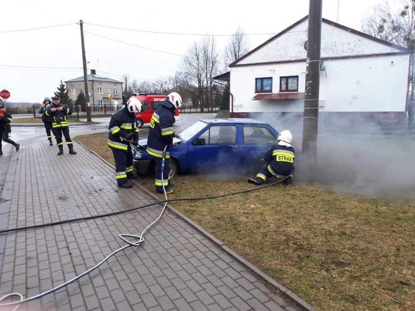 Groźny pożar, wypadek i przewrócone na drogę drzewo