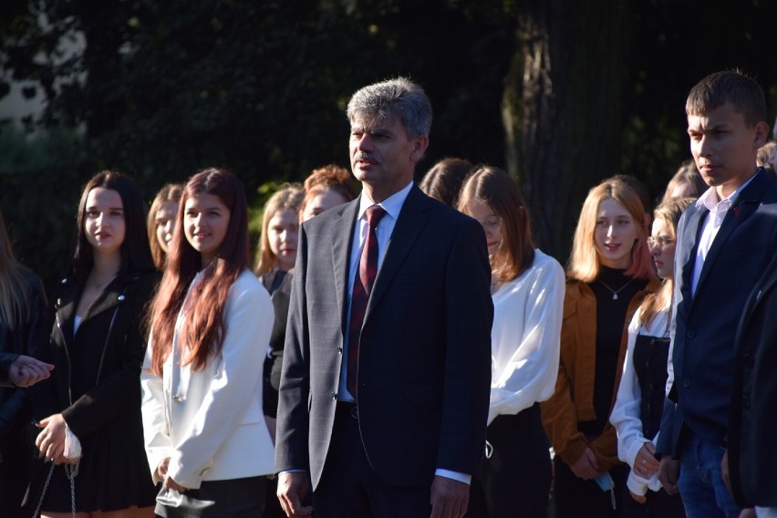 Rozpoczęcie roku szkolnego w ZSR Grzybno. Pierwszy dzwonek zabrzmiał dla ponad 300 uczniów i nowej dyrektor ZSR w Grzybnie