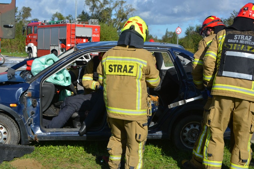 Malbork. Strażacy z wojska, PSP i OSP przećwiczyli scenariusz wypadku z udziałem cysterny