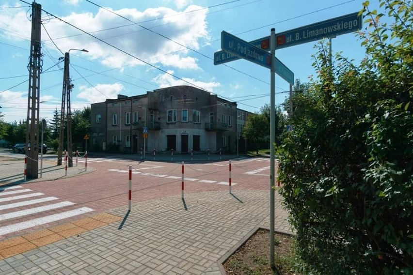 Przebudowano przejścia dla pieszych na skrzyżowaniu ulicy Limanowskiego z Podjazdową w Skarżysku. Kierowcy muszą zwolnić. Zobacz zdjęcia