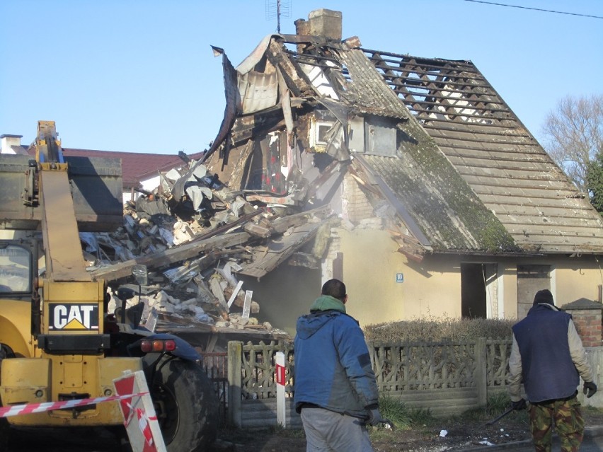 Po pożarze w Duninowie. Trwa rozbiórka domu (zdjęcia)