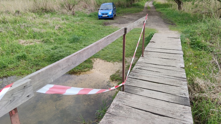 Kładki zostały tymczasowo zabezpieczone taśmą