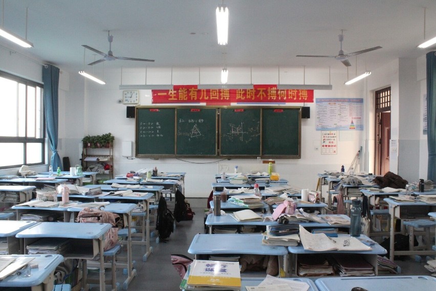 Klasy w chińskich szkołach są liczne - w każdej jest średnio...