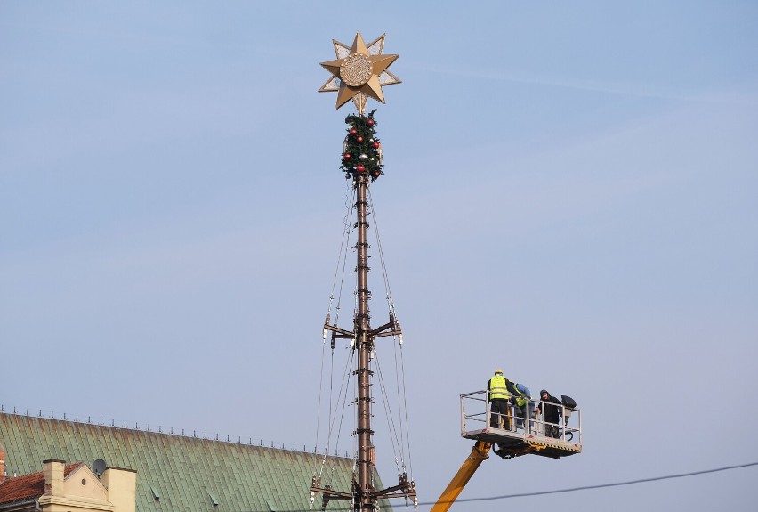 Trwa montaż iluminacji świątecznej w Warszawie. Stolica szykuje się na święta 