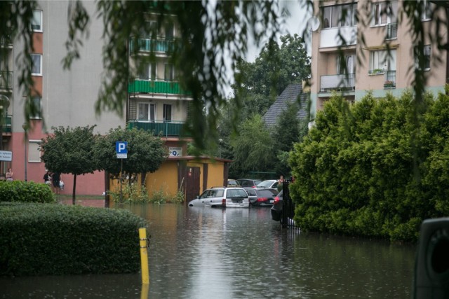 Takie obrazki można oglądać na osiedlu Kabel od kilku lat - po dużych ulewach