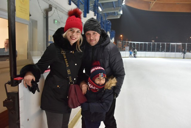 Na lodowisku w Pszowie świetnie bawią się całe rodziny