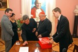 Tylko i aż kropla. Kardynał Dziwisz przekazał działoszyńskiej parafii relikwię Jana Pawła II