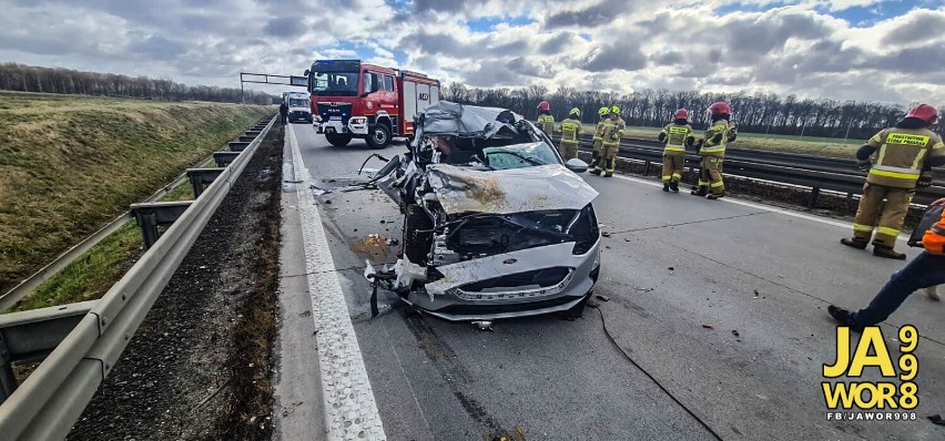 Wypadek na autostradzie A4. Samochód doszczętnie zniszczony, a kierowca... wyszedł bez szwanku! [ZDJĘCIA]