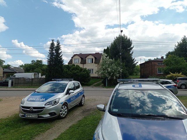 25 czerwca, tuż przed godziną 14:00, na ulicy Łukaszewicza w Szarlejce pojawiły się policyjne radiowozy. Funkcjonariusze przeszukują intensywnie teren w poszukiwaniu sprawców próby włamania oraz bójki. Takie nieoficjalne informacje udało się ustalić redakcji klobucka.pl.