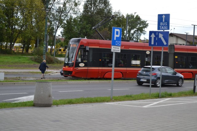 Tramwaj nr 15 jeździ przez Sosnowiec do Katowic. Wcześniej jeździł przez Zagórze. Od niedawna zmienił swoją trasę