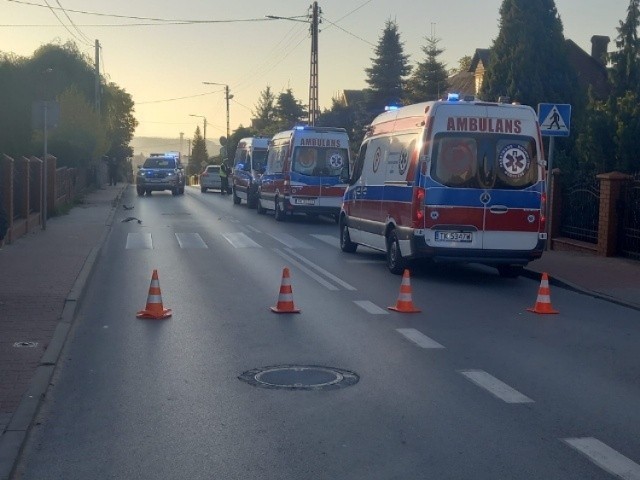 Na miejsce piatkowego wypadku w Starachowicach przyjechały trzy karetki pogotowia