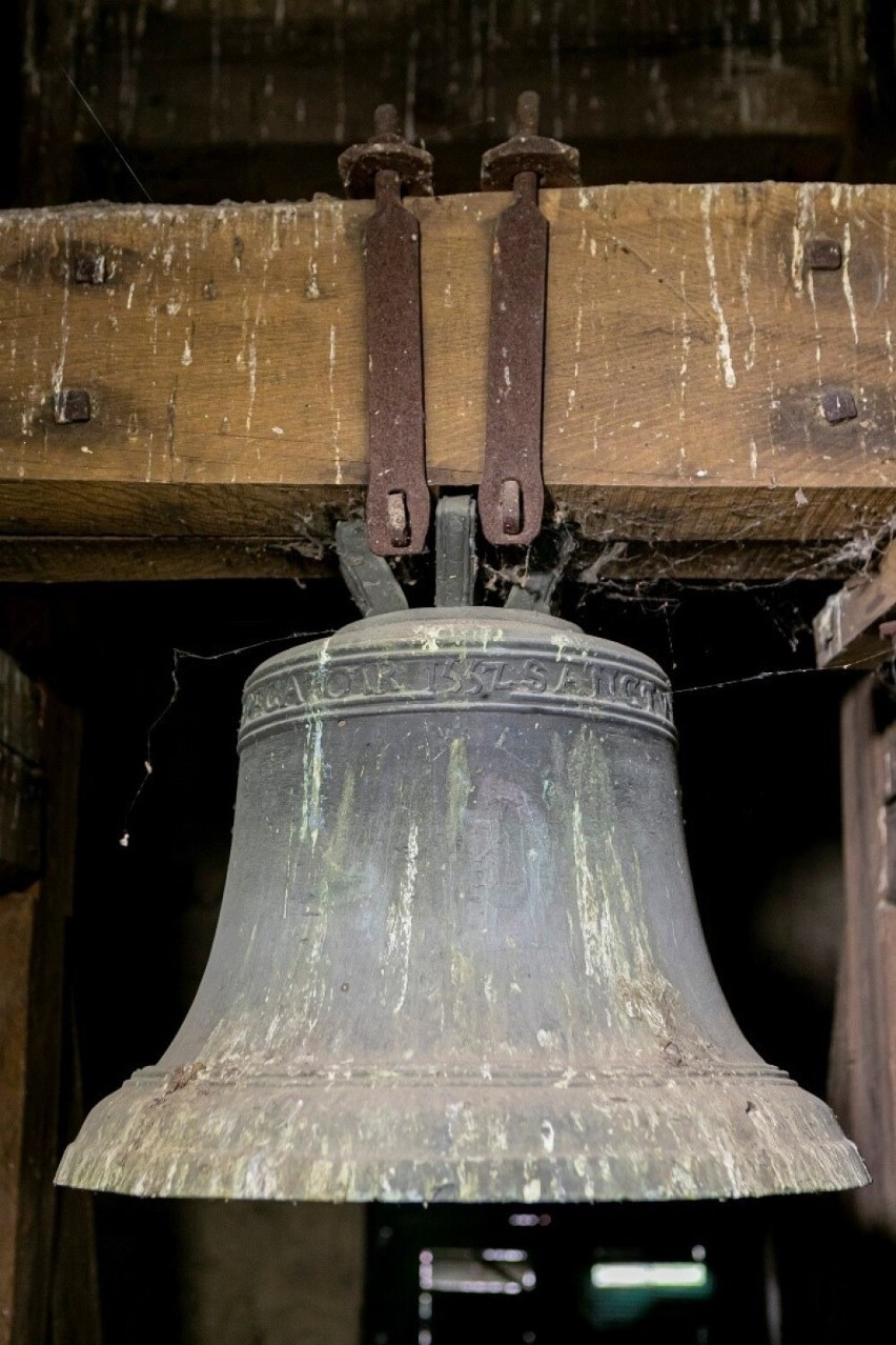 XVI wieczny dzwon w na wieży kościoła farnego w Grodzisku...