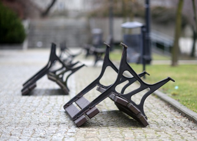 Wandale zniszczyli ławki w parku im. Jana Pawła II w Piotrkowie