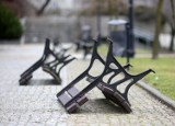 Wandale zniszczyli ławki w parku im. Jana Pawła II w Piotrkowie