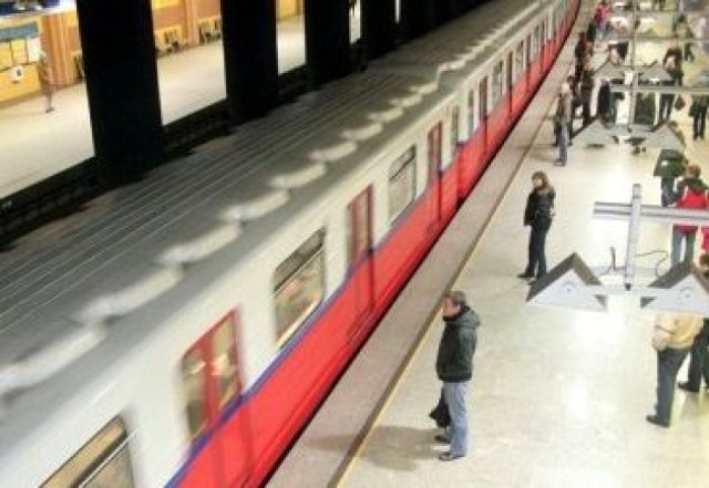 Metro: dziecko wpadło w szczelinę między peronem a pociągiem