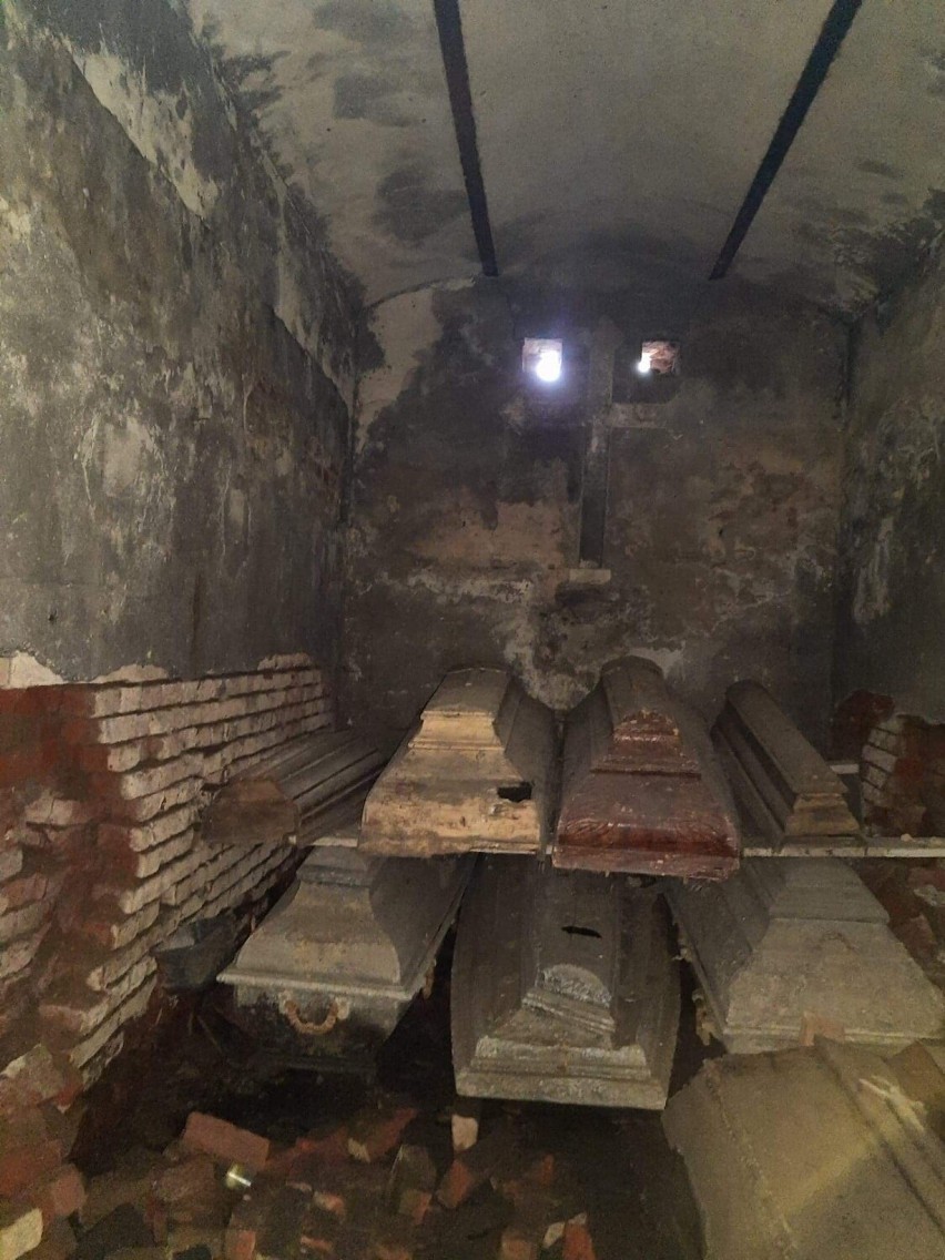Tak wygląda w środku grobowiec Rychlewskich w Żninie.