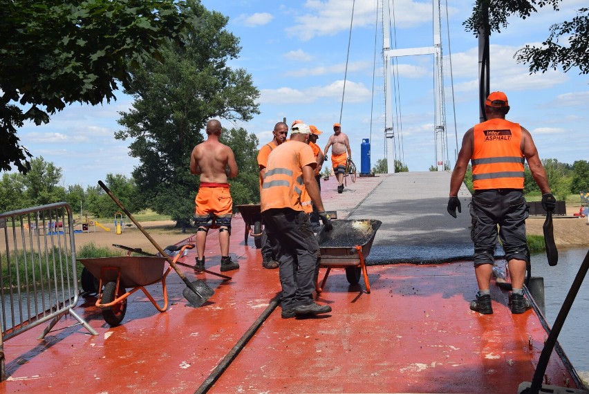 W niedzielę robotnicy zalewali asfalt na "Białym moście" w...