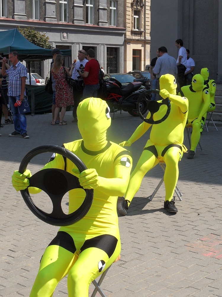 Motocyklowy happening w centrum Katowic. Aktorzy przebrani za manekiny [ZDJĘCIA + WIDEO]