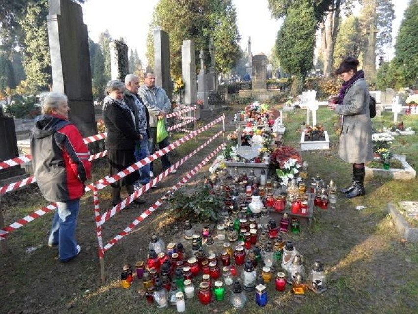 Szymon z Będzina został zabity przez rodziców. Chłopczyk nie leży już w bezimiennym grobie [ZDJĘCIA]