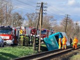 Wypadek pod Toruniem. W Łysomicach autobus wpadł do rowu, zatarasował również tor kolejowy [Zdjęcia]