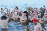 Zimną kąpielą w klimacie Halloween stowarzyszenie Morsy Kalisz rozpoczęło sezon. ZDJĘCIA