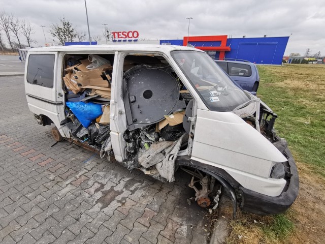 Na parkingach supermarketów w Przemyślu roi się od porzuconych samochodów. Zobaczcie zdjęcia!

Zobacz też: Porzucone samochody na parkingach w Przemyślu. Nowe zdjęcia [GALERIA]