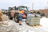 Nitro-Chem usunął pojemniki z toksyczną substancją z nielegalnego składowiska w Chabielicach (gmina Szczerców)