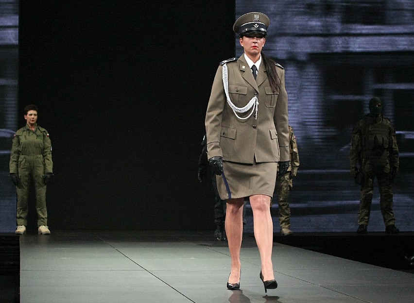 Fashion Week Poland. Pokaz umundurowania służb MSW w ASP w...