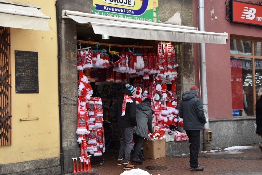 Zakopane: Pucharowe szaleństwo zaczyna się wieczorem, ale pierwsi kibice skoków są już w mieście [ZDJĘCIA]