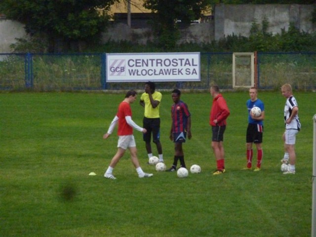 (trzeci z lewej) uczestniczył w piątkowym treningu Włocłavii i rozegrał 45 minut w sobotnim sparingu