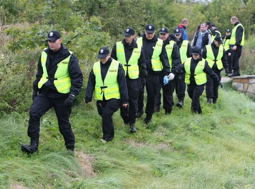 Policjanci przeszukują trasę, którą szła Iwona Wieczorek