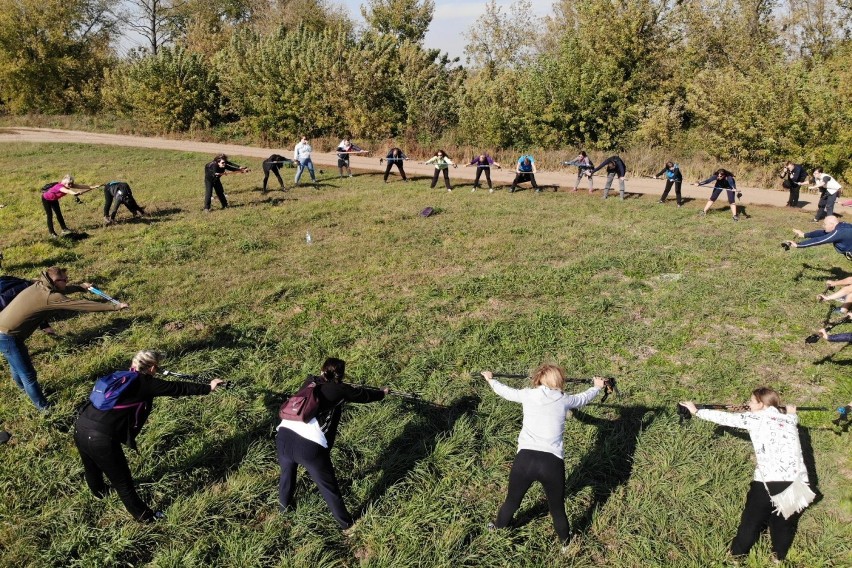 Nordic walking nad Bzurą w Łowiczu, czyli z kijami dla zdrowia [ZDJĘCIA]