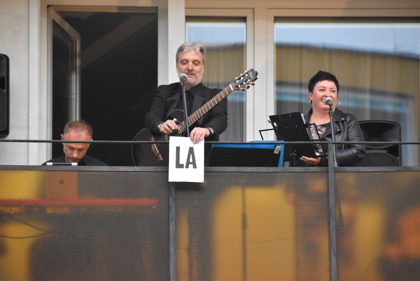 Zespół 5 Pora Roku zagrał na balkonie bloku przy ul. Fredry...